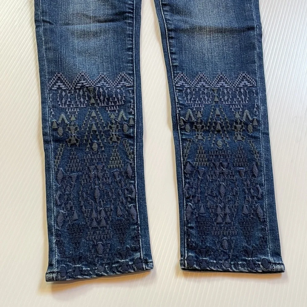 Miss Me Girls skinny ankle blue jean with embroidery detailing. Girls size 8